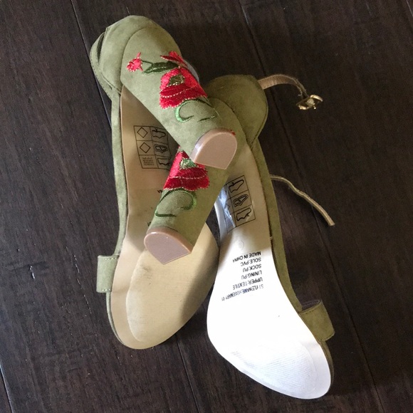 High heeled shoes with embroidered rose on heel. - Picture 3 of 5